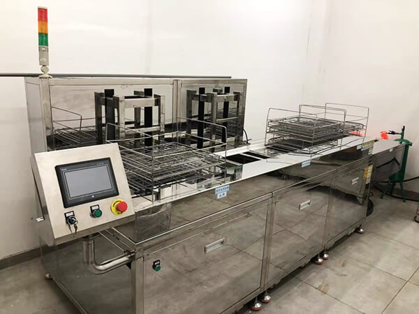 超聲波清洗機相比其它多種的清洗方式，超聲波清洗機顯示出了巨大的優(yōu)越性。超聲波清洗機尤其在專業(yè)化、集團化的生產(chǎn)企業(yè)中，已逐漸用超聲波清洗機取代了傳統(tǒng)浸洗、刷洗、壓力沖洗、振動清洗和蒸汽清洗等工藝方法。超聲波清洗機的高效率和高清潔度，得益于其聲